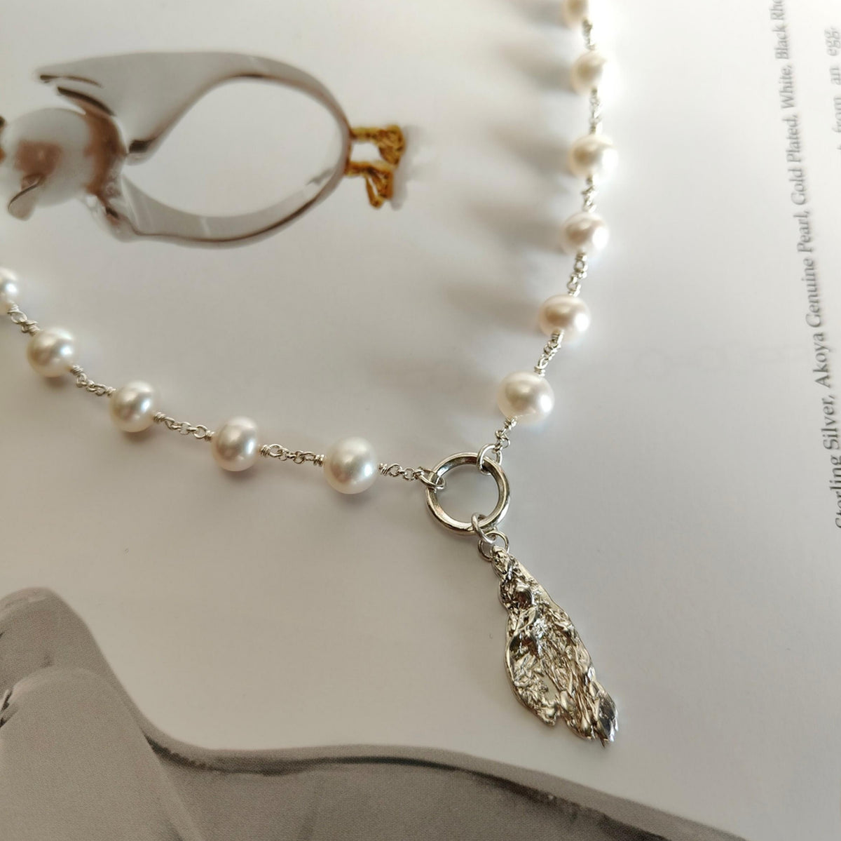 CTS074 - Collana in perle d’acqua dolce e argento 925 con ciondolo scultoreo
