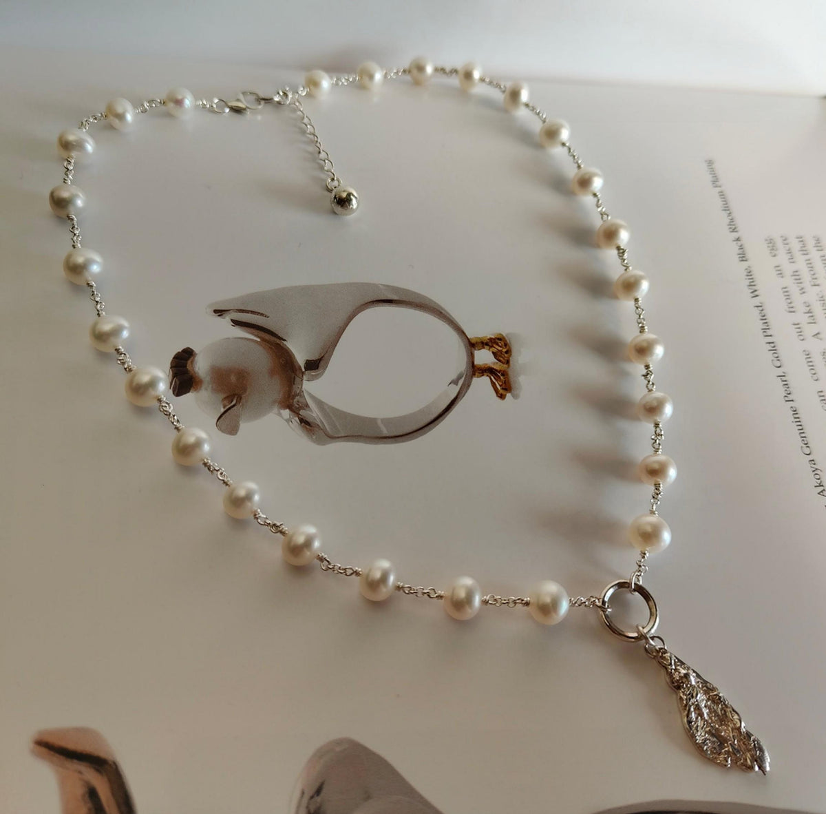 CTS074 - Collana in perle d’acqua dolce e argento 925 con ciondolo scultoreo