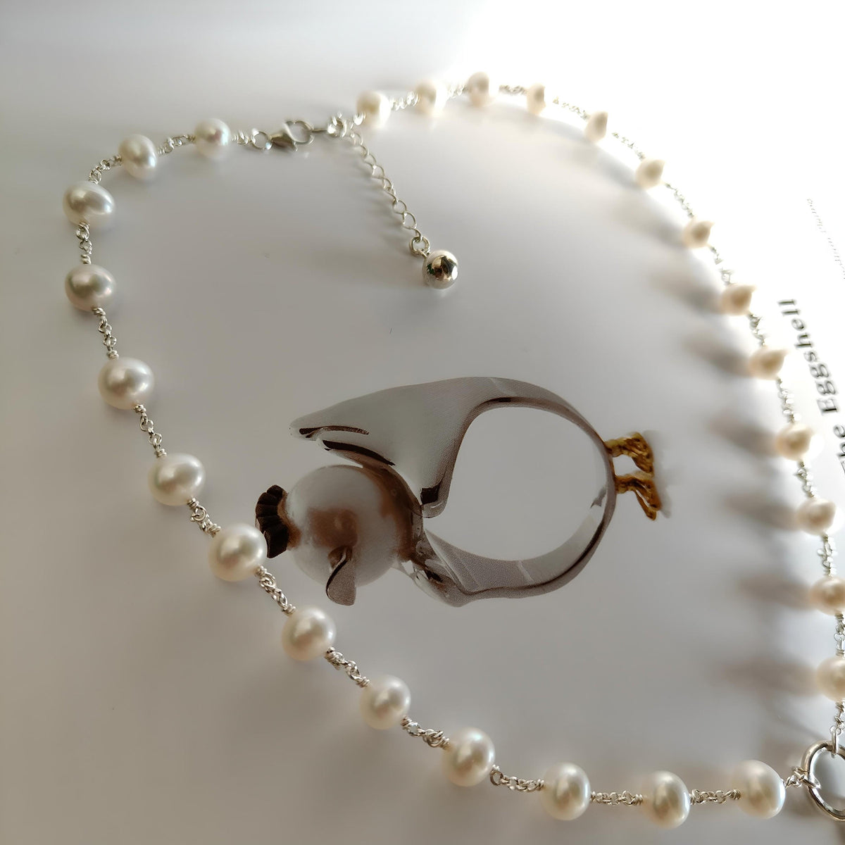 CTS074 - Collana in perle d’acqua dolce e argento 925 con ciondolo scultoreo