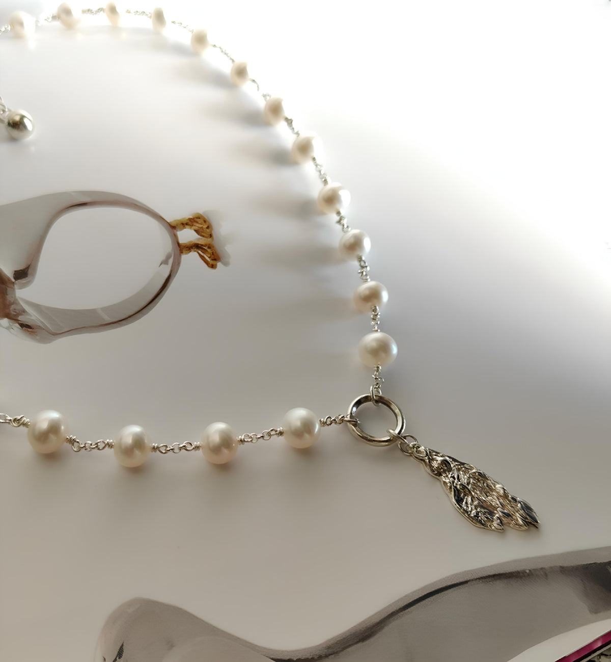 CTS074 - Collana in perle d’acqua dolce e argento 925 con ciondolo scultoreo