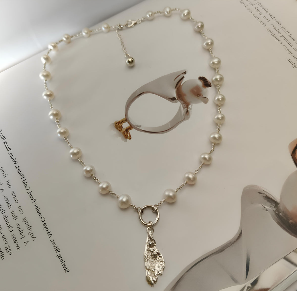 CTS074 - Collana in perle d’acqua dolce e argento 925 con ciondolo scultoreo