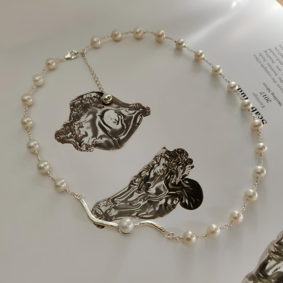 CST072 - Collana in perle d’acqua dolce e argento 925 con barra scultorea e perla centrale