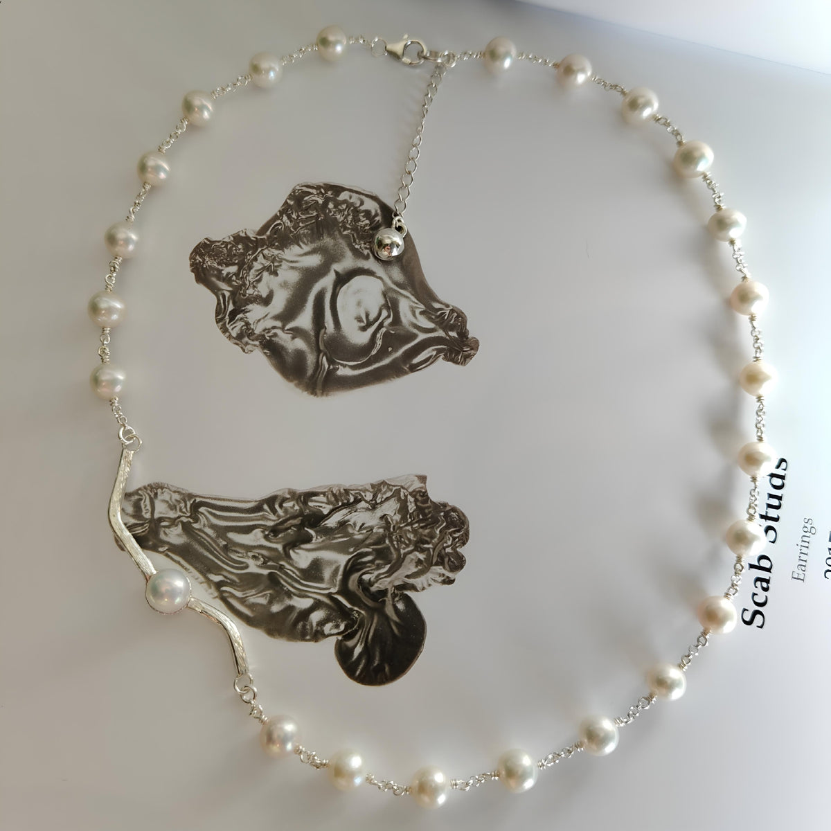 CST072 - Collana in perle d’acqua dolce e argento 925 con barra scultorea e perla centrale