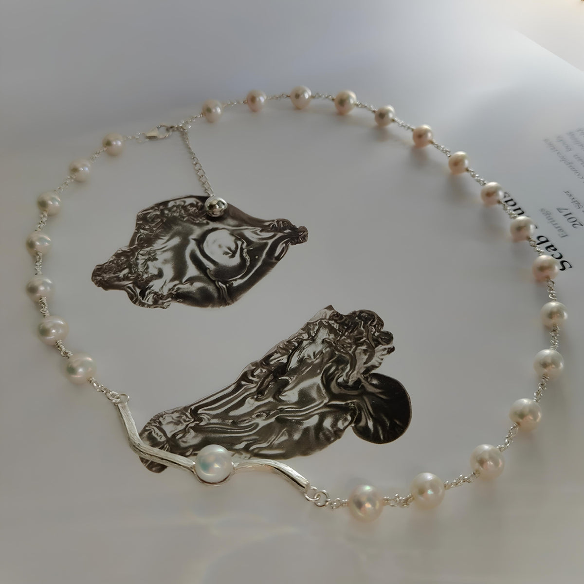 CST072 - Collana in perle d’acqua dolce e argento 925 con barra scultorea e perla centrale