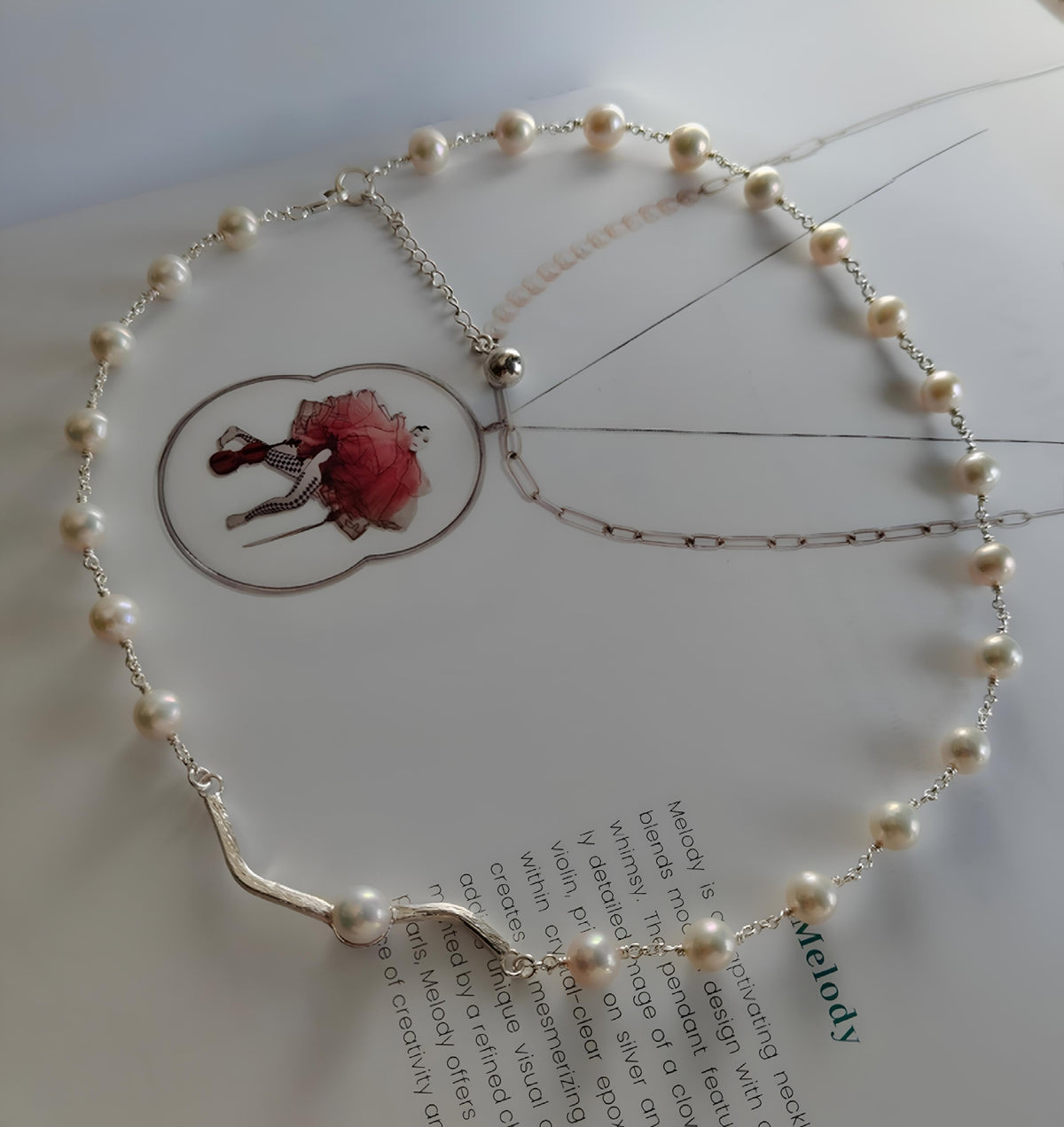 CST072 - Collana in perle d’acqua dolce e argento 925 con barra scultorea e perla centrale