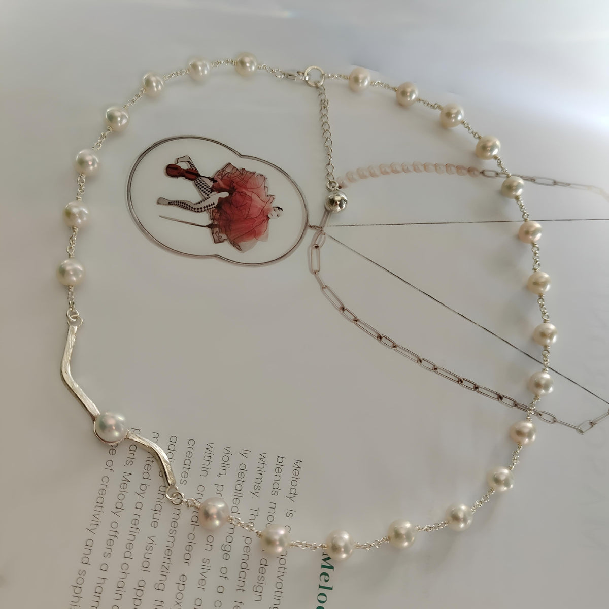 CST072 - Collana in perle d’acqua dolce e argento 925 con barra scultorea e perla centrale