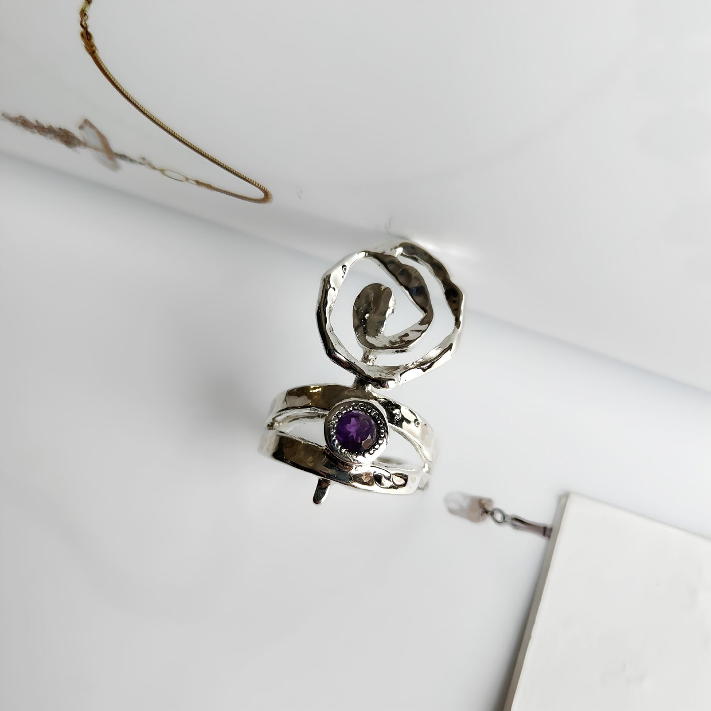 ST015 - Anello Spiraliforme in Argento 925 con Ametista – Lavorazione Artigianale e Design Brutalista