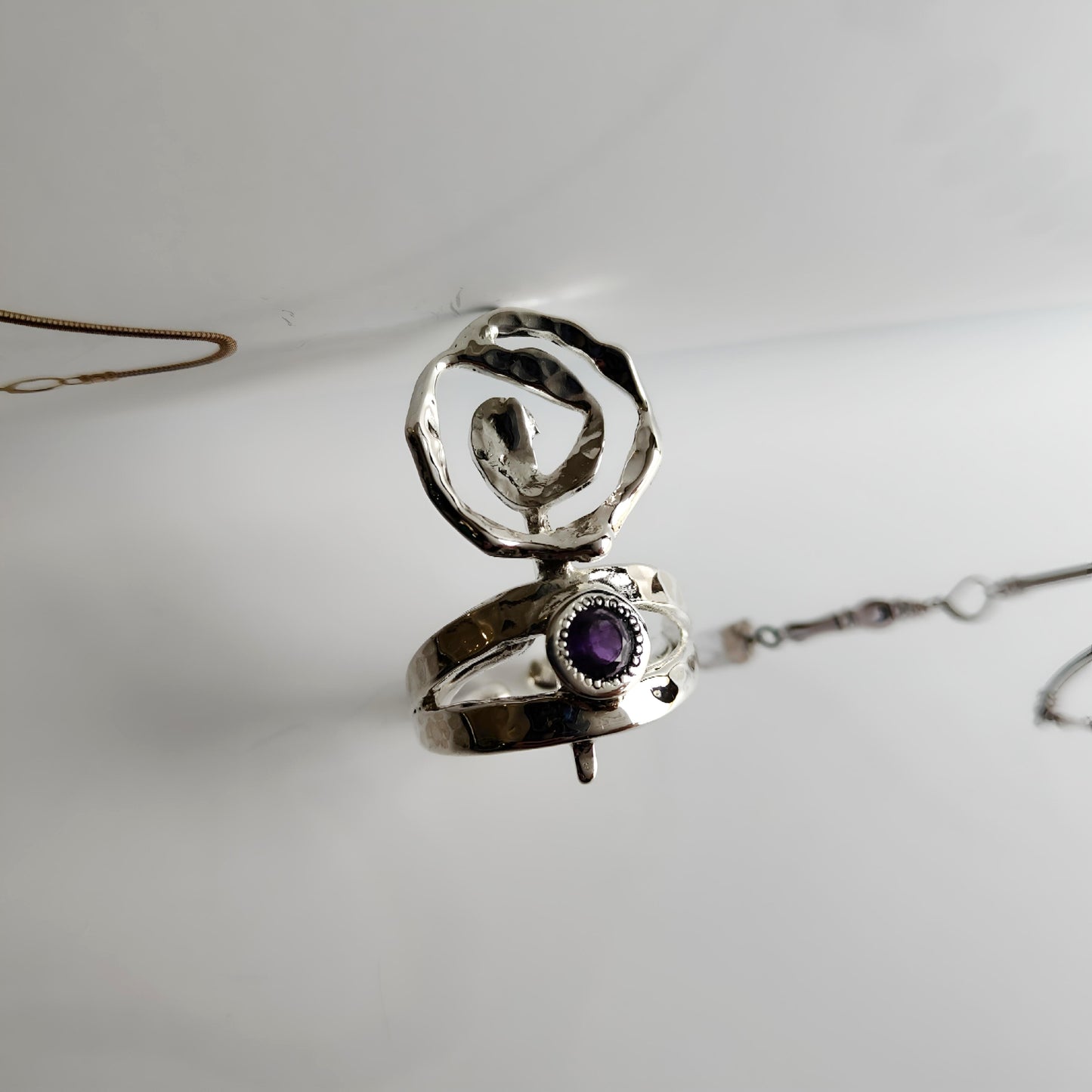 ST015 - Anello Spiraliforme in Argento 925 con Ametista – Lavorazione Artigianale e Design Brutalista