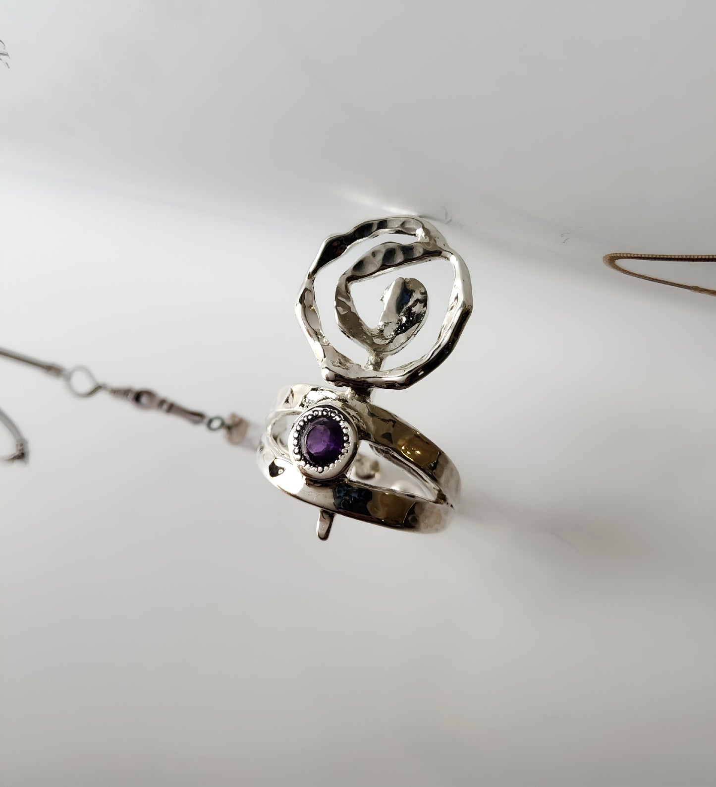 ST015 - Anello Spiraliforme in Argento 925 con Ametista – Lavorazione Artigianale e Design Brutalista