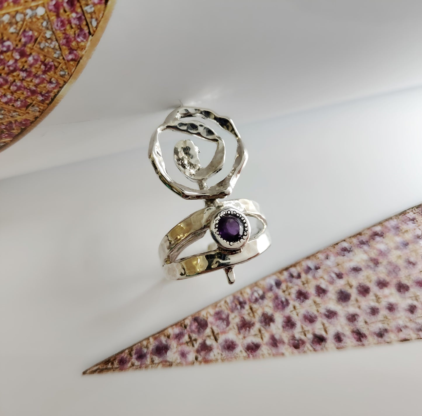 ST015 - Anello Spiraliforme in Argento 925 con Ametista – Lavorazione Artigianale e Design Brutalista