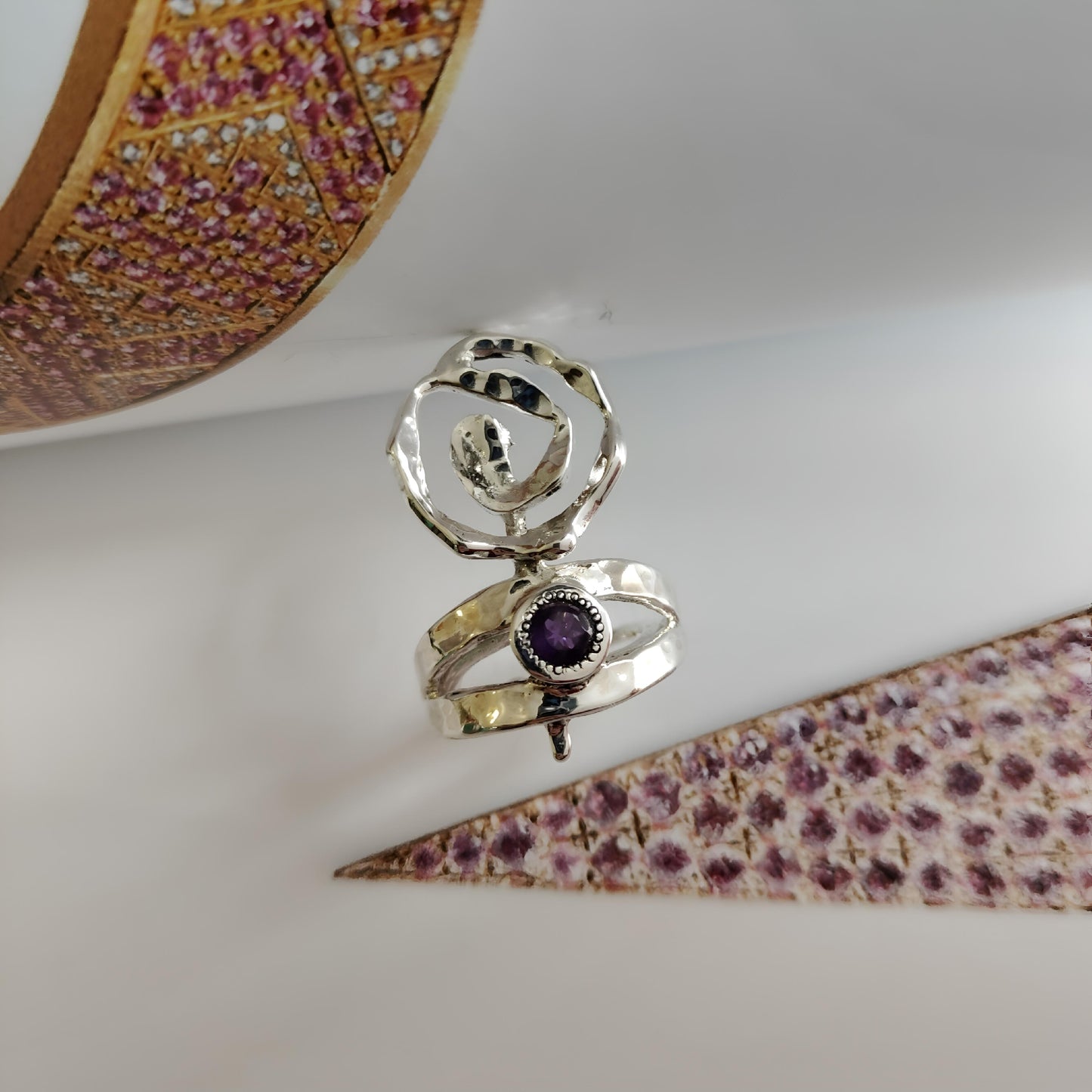ST015 - Anello Spiraliforme in Argento 925 con Ametista – Lavorazione Artigianale e Design Brutalista