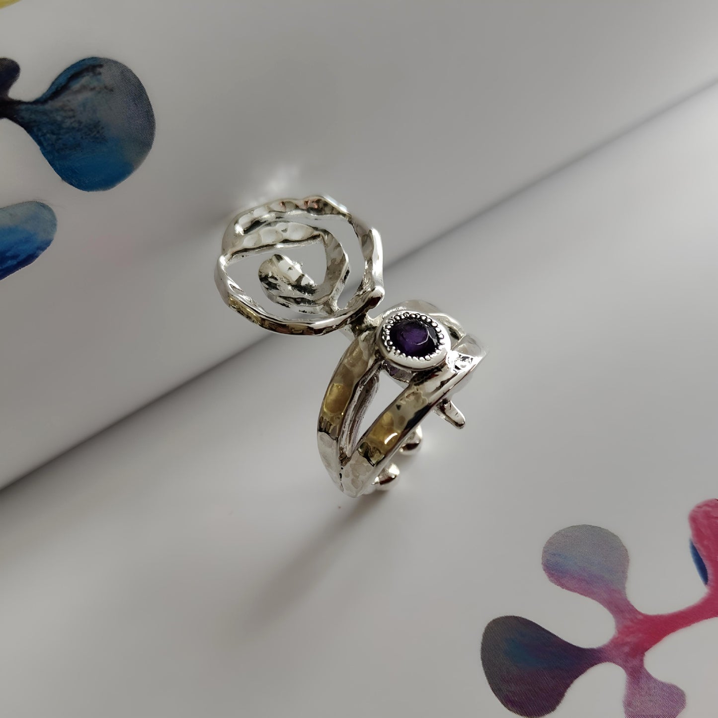 ST015 - Anello Spiraliforme in Argento 925 con Ametista – Lavorazione Artigianale e Design Brutalista