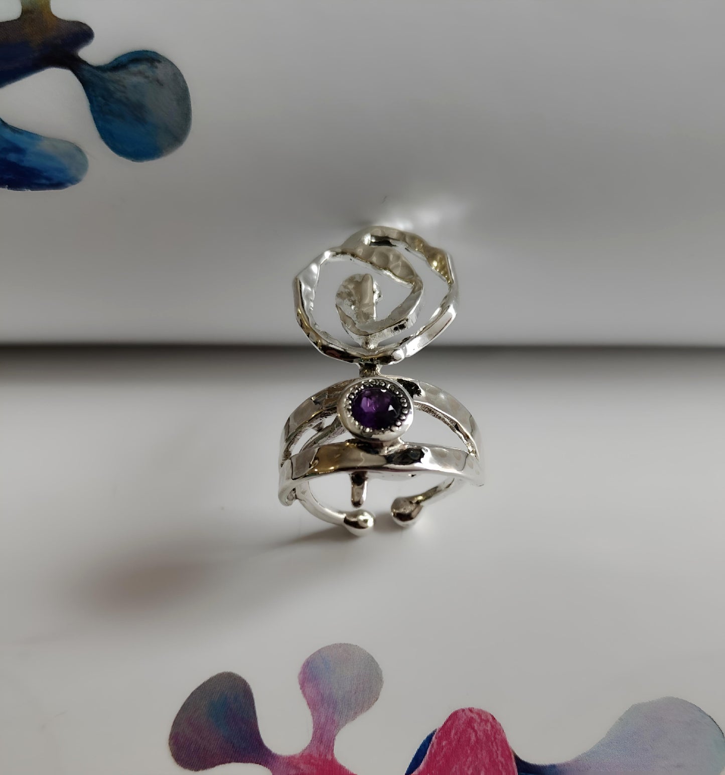 ST015 - Anello Spiraliforme in Argento 925 con Ametista – Lavorazione Artigianale e Design Brutalista