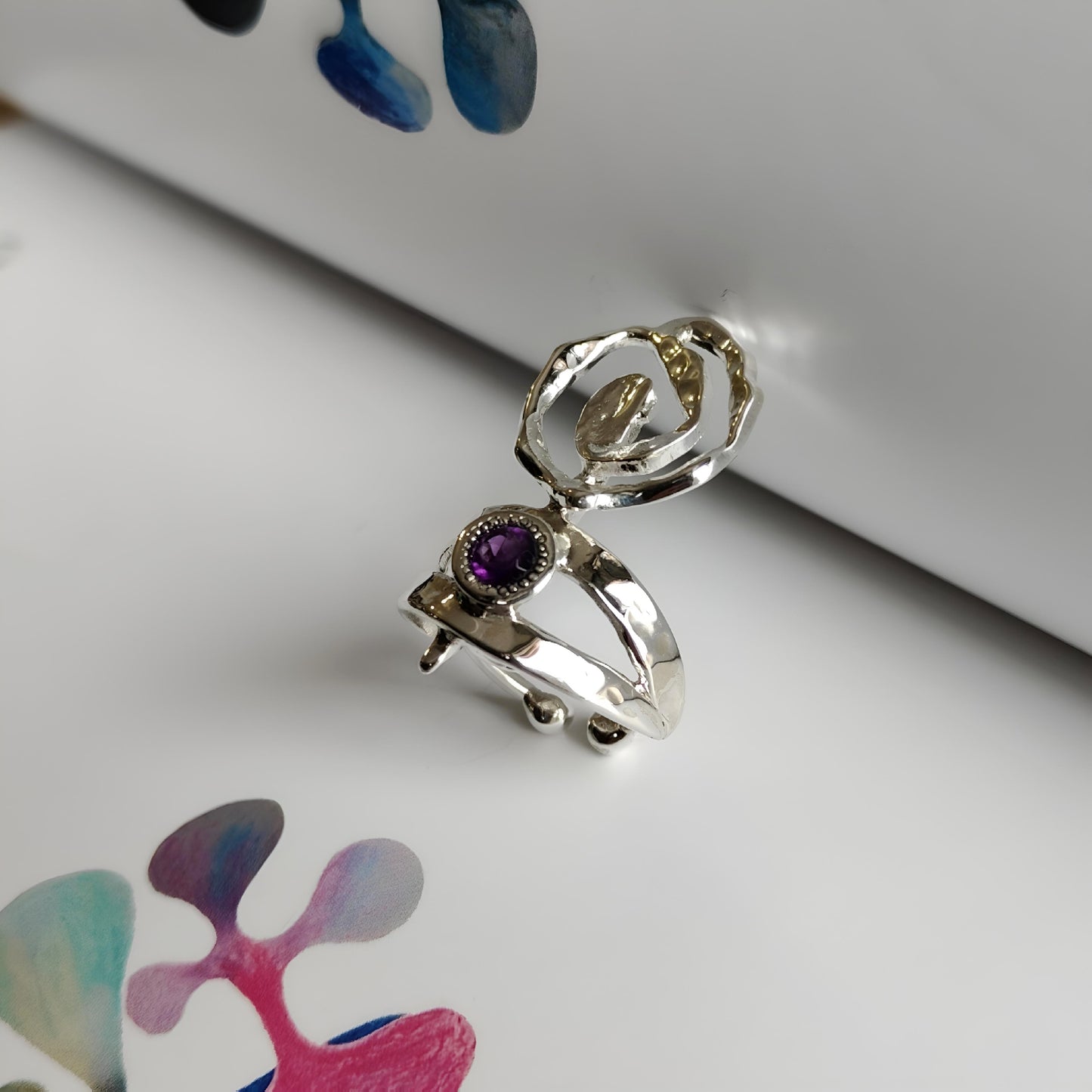 ST015 - Anello Spiraliforme in Argento 925 con Ametista – Lavorazione Artigianale e Design Brutalista