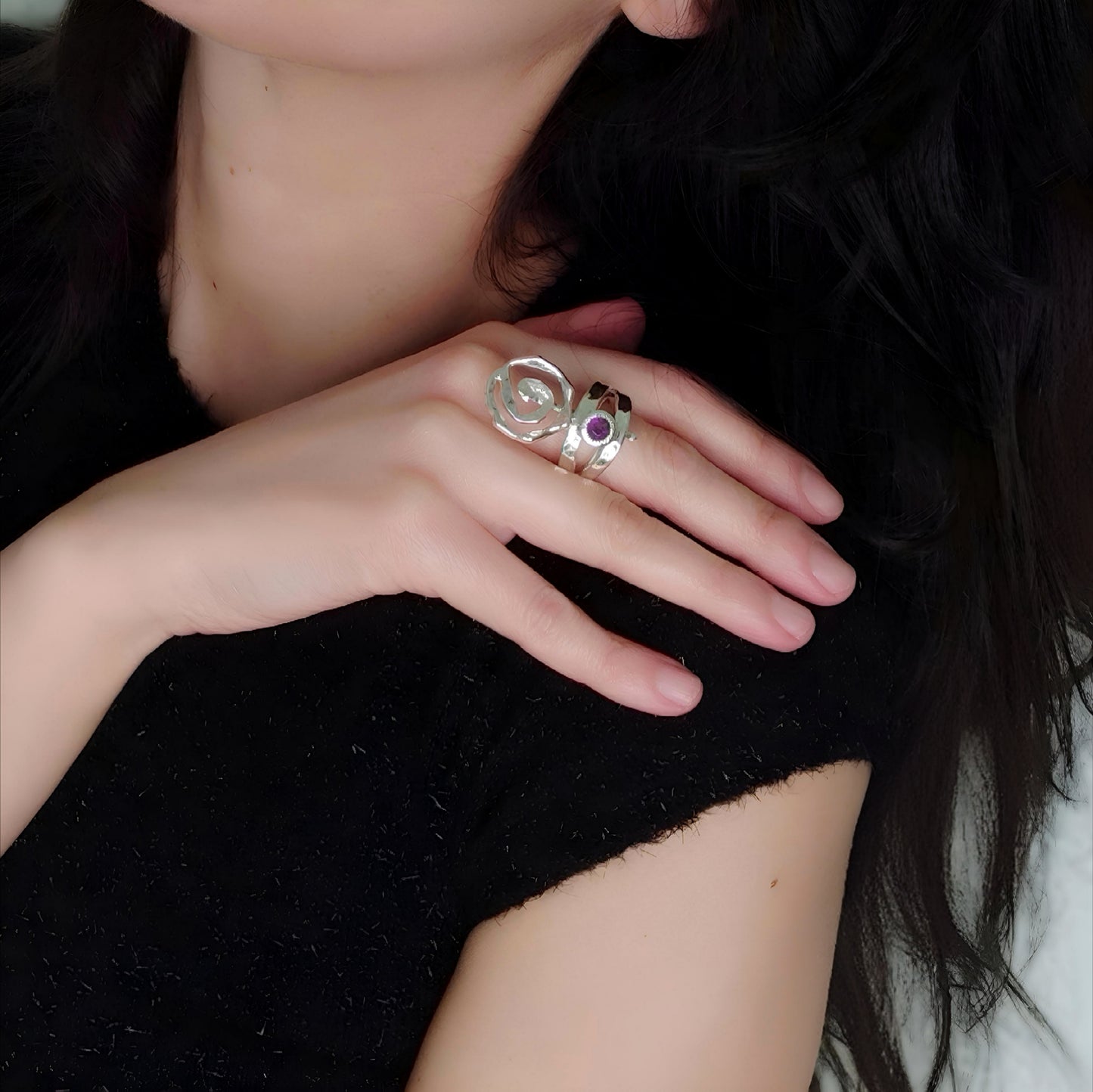 ST015 - Anello Spiraliforme in Argento 925 con Ametista – Lavorazione Artigianale e Design Brutalista