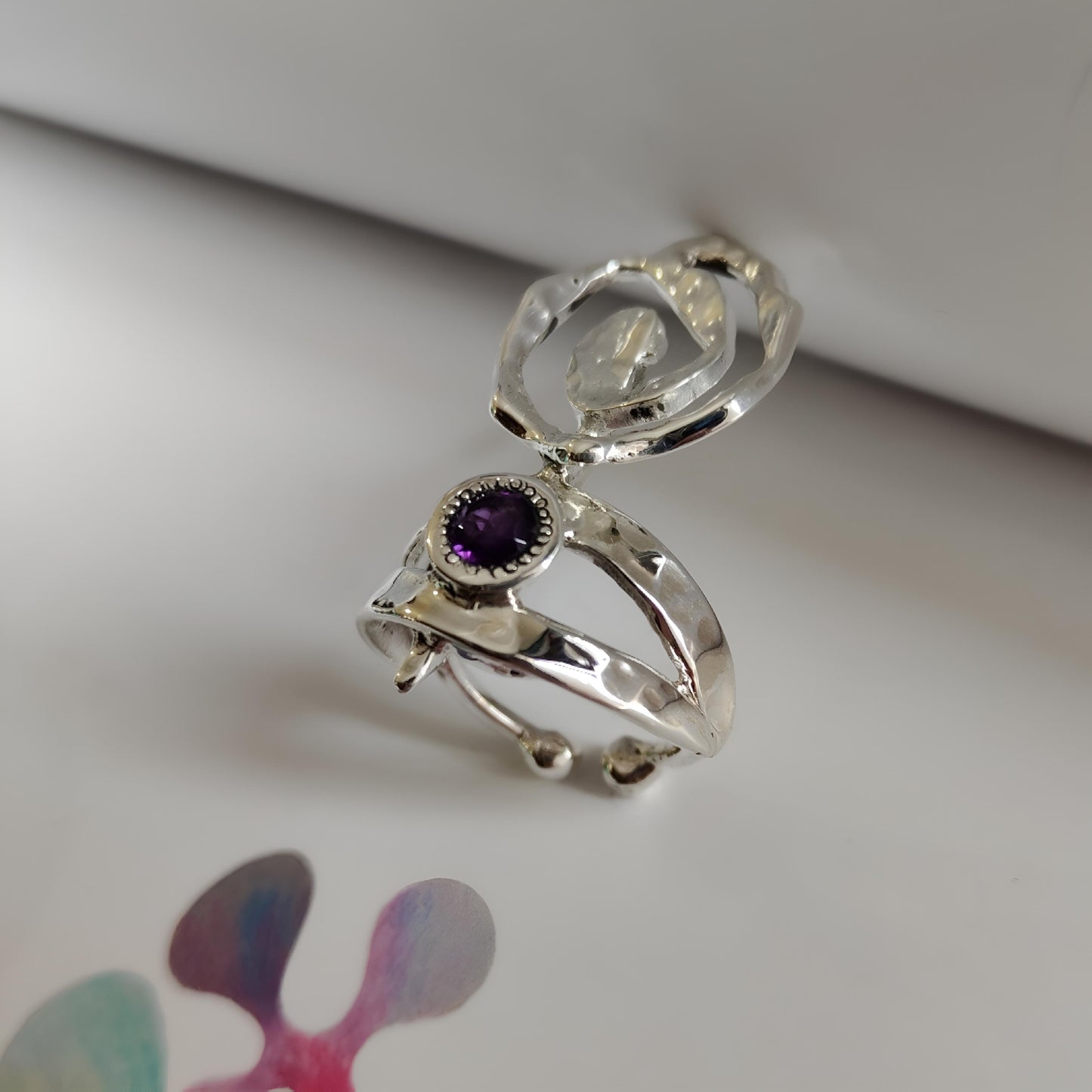 ST015 - Anello Spiraliforme in Argento 925 con Ametista – Lavorazione Artigianale e Design Brutalista